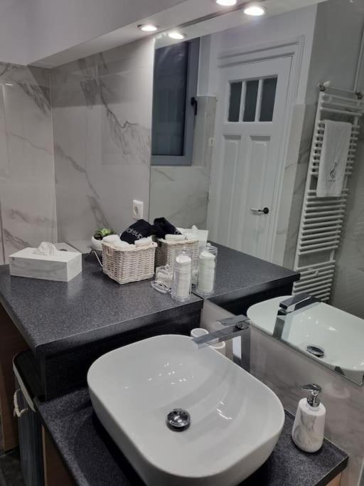 Plaka Sofi Suite Athena Bagian luar foto
